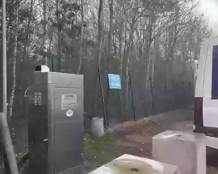 Nilfisk 400HS DTE pressure washer installed and commissioned on site at a FedEx depot, set up for reliable daily lorry washdown with multiple custom modifications for performance and protection.